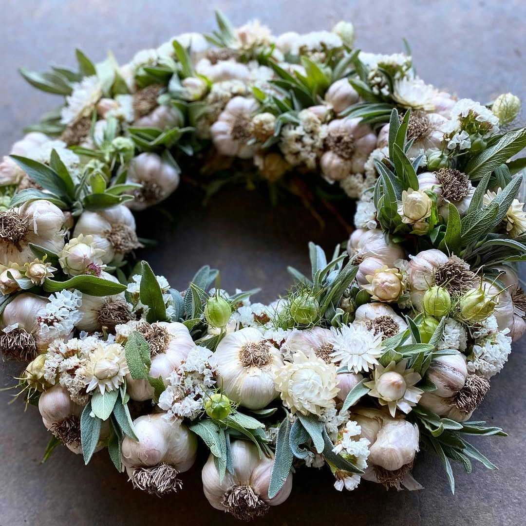 A garlic wreath in the kitchen cleans the air of unpleasant odors is a smart housekeeping tips.
