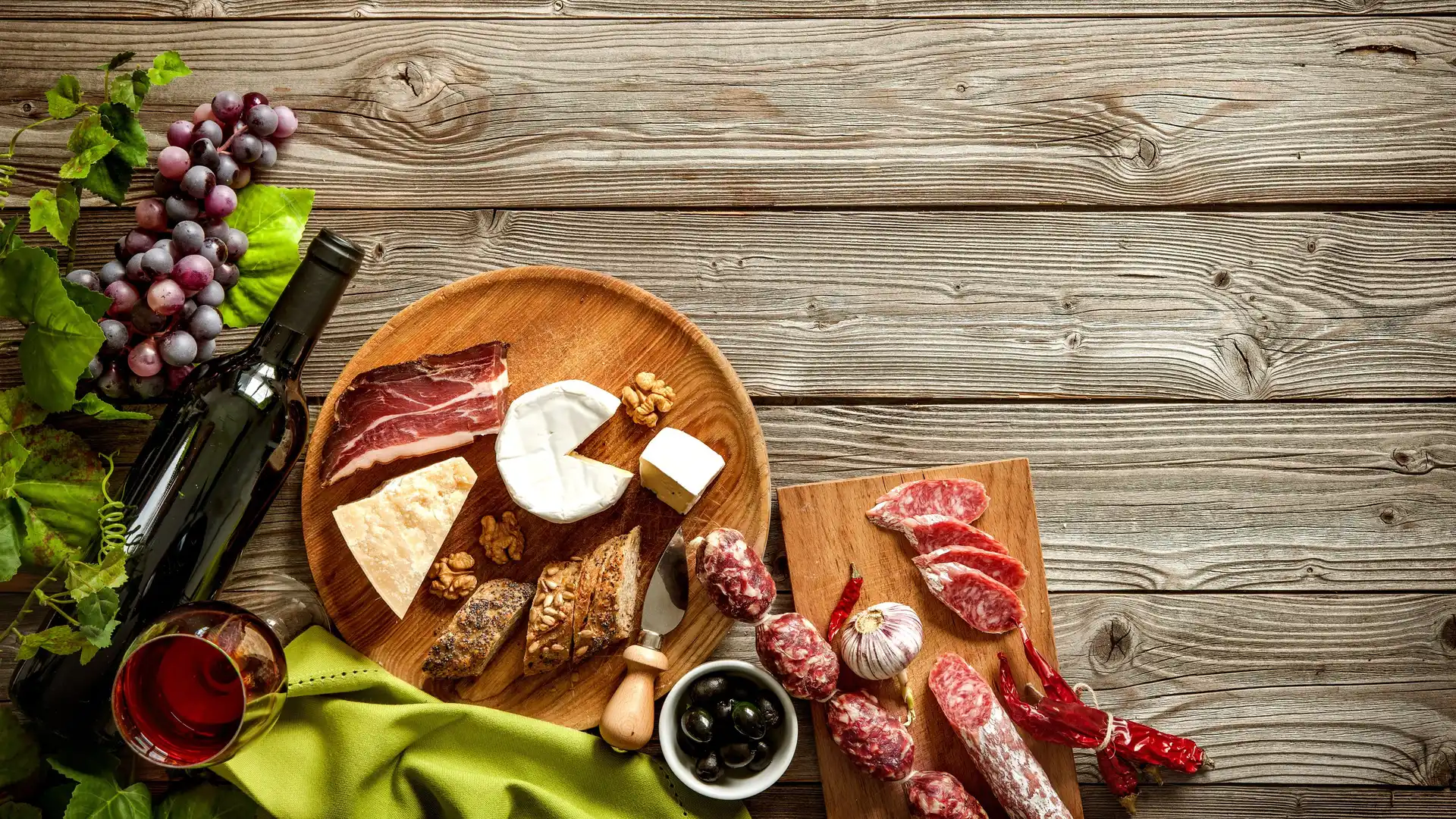 Examples of foods that contain a lot of histamines are wine, aged cheeses and cured meats.