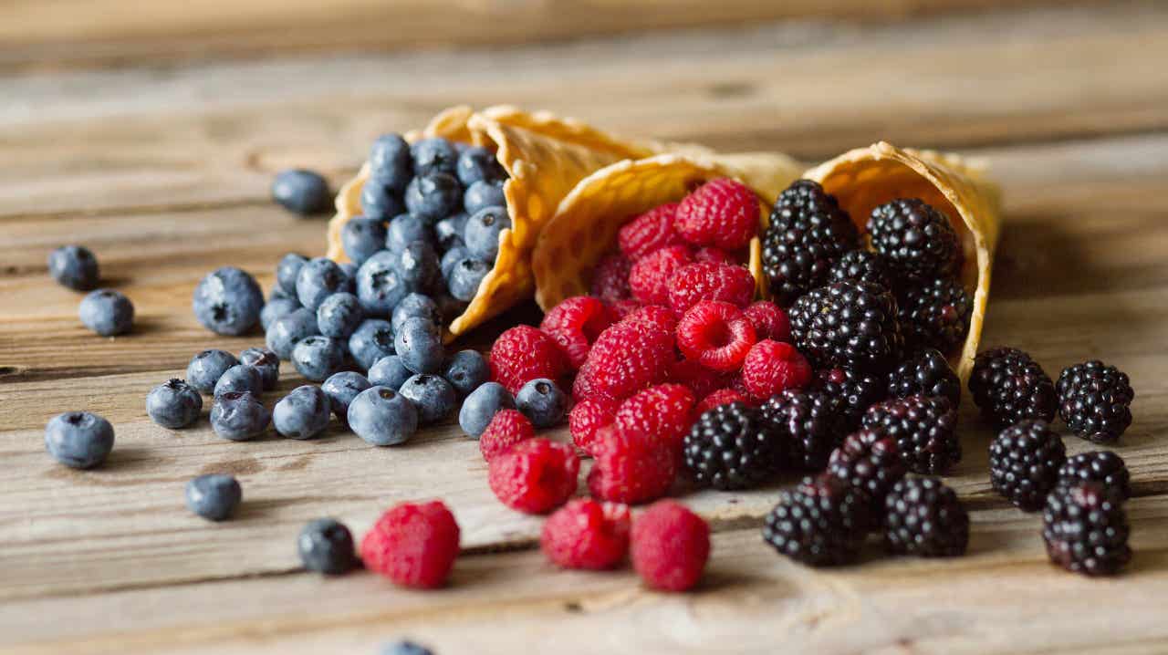 Colorful berries such as blueberries, lingonberries, and raspberries are a good choice.