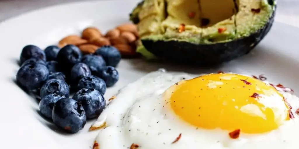 There are some diets you can follow to lose weight more naturally than with Ozempic.