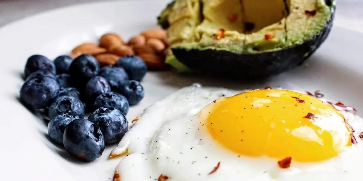 There are some diets you can follow to lose weight more naturally than with Ozempic.