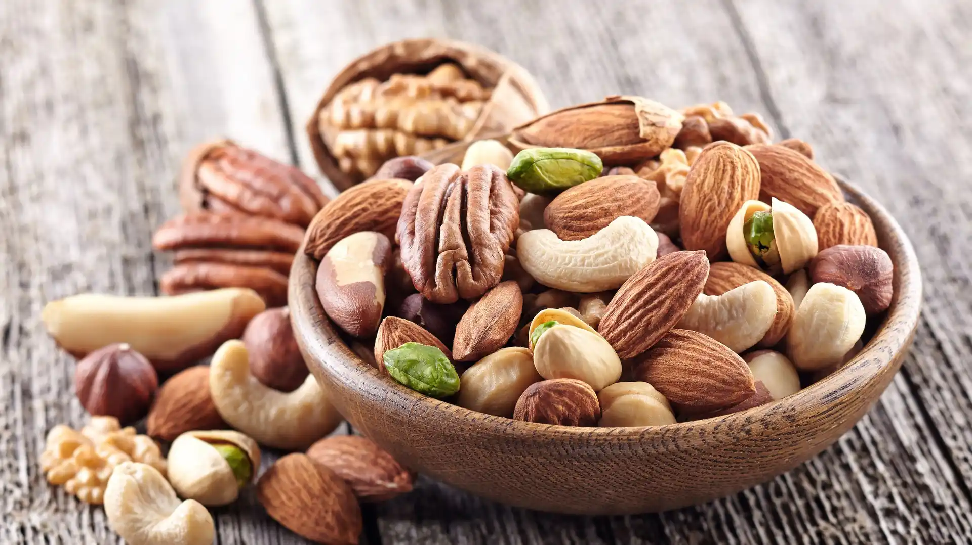 According to nutritional recommendations, we should eat 20-30 grams of nuts and seeds per day.