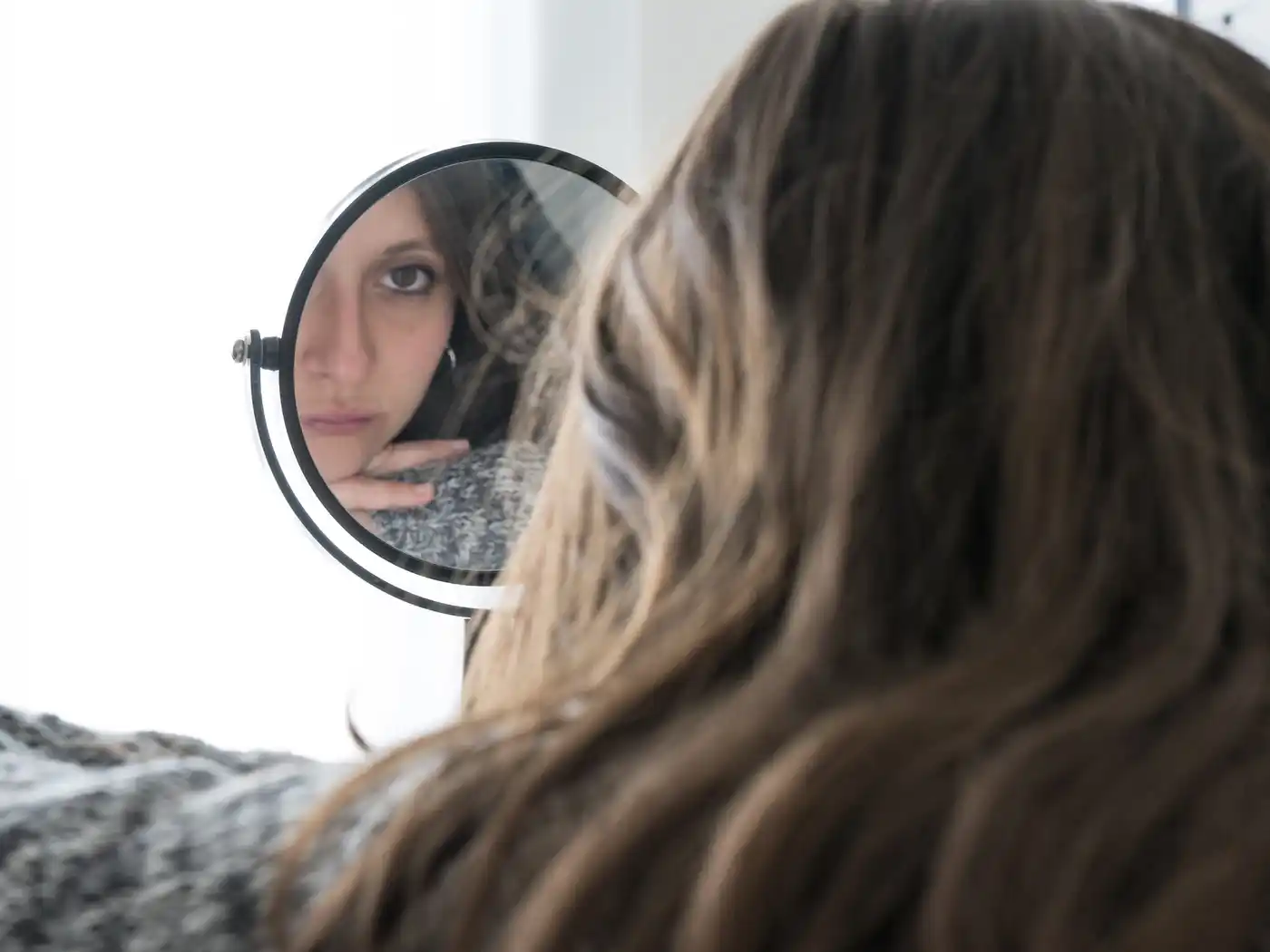 People who suffer from narcissistic personality disorder often begin to show signs as early as their teenage years.
